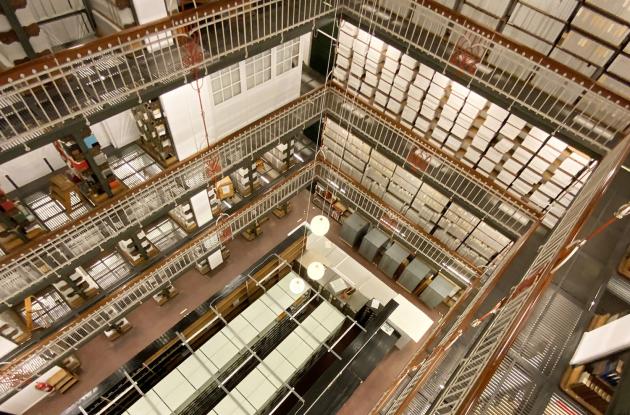 Danske sal, Det Kgl. Bibliotek. Fugleperspektiv ned gennem etager med reoler