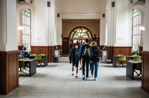 Skoleelever i Det Kgl. Bibliotek, København