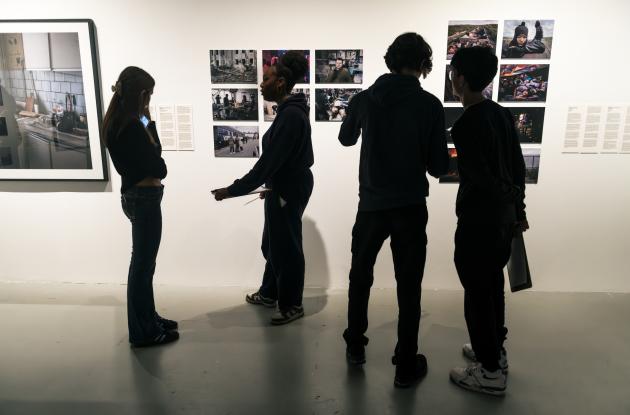 Publikum samtaler ved udstillingen årets pressefoto