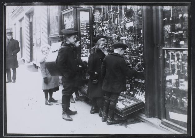 Billede af børn foran legetøjsbutik, 1908