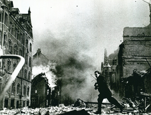 Mand løber mens København bliver bombarderet