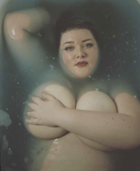 Kropsaktivisten Helene Thyrsted ligger nøgen i vand