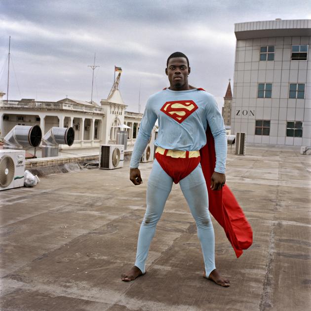 En sort mand iklædt Superman-kostume
