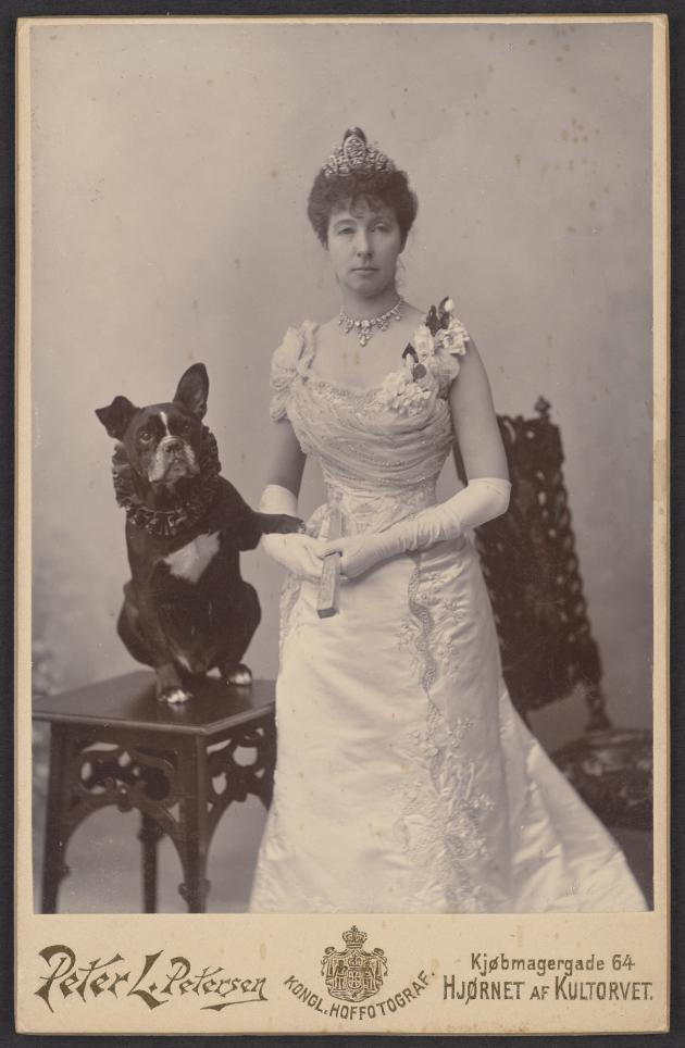 Prinsesse Marie af Orléans med en sort hund med poten på Maries arm.