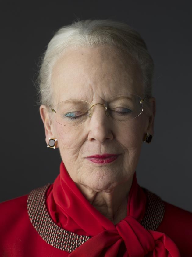 Farveportræt af Dronning Margrethe II med lukkede øjne