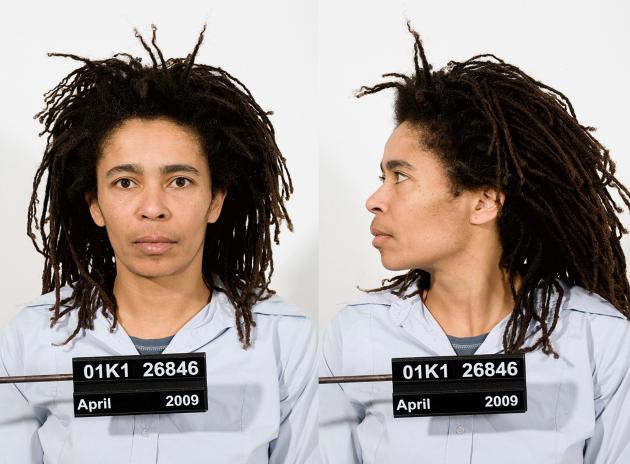 To billeder af en sort kvinde med et skilt med et ID-nummer og dato