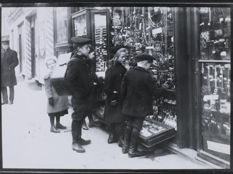 Billede af børn foran legetøjsbutik, 1908