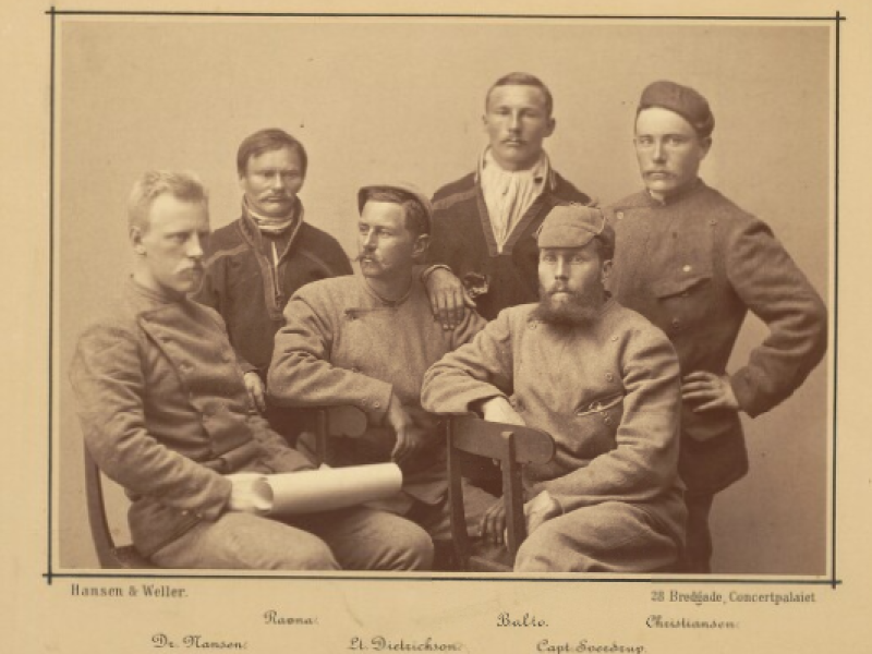 Opdagelsesrejsende Fridtjof Nansen og fem andre mænd poserer på billede